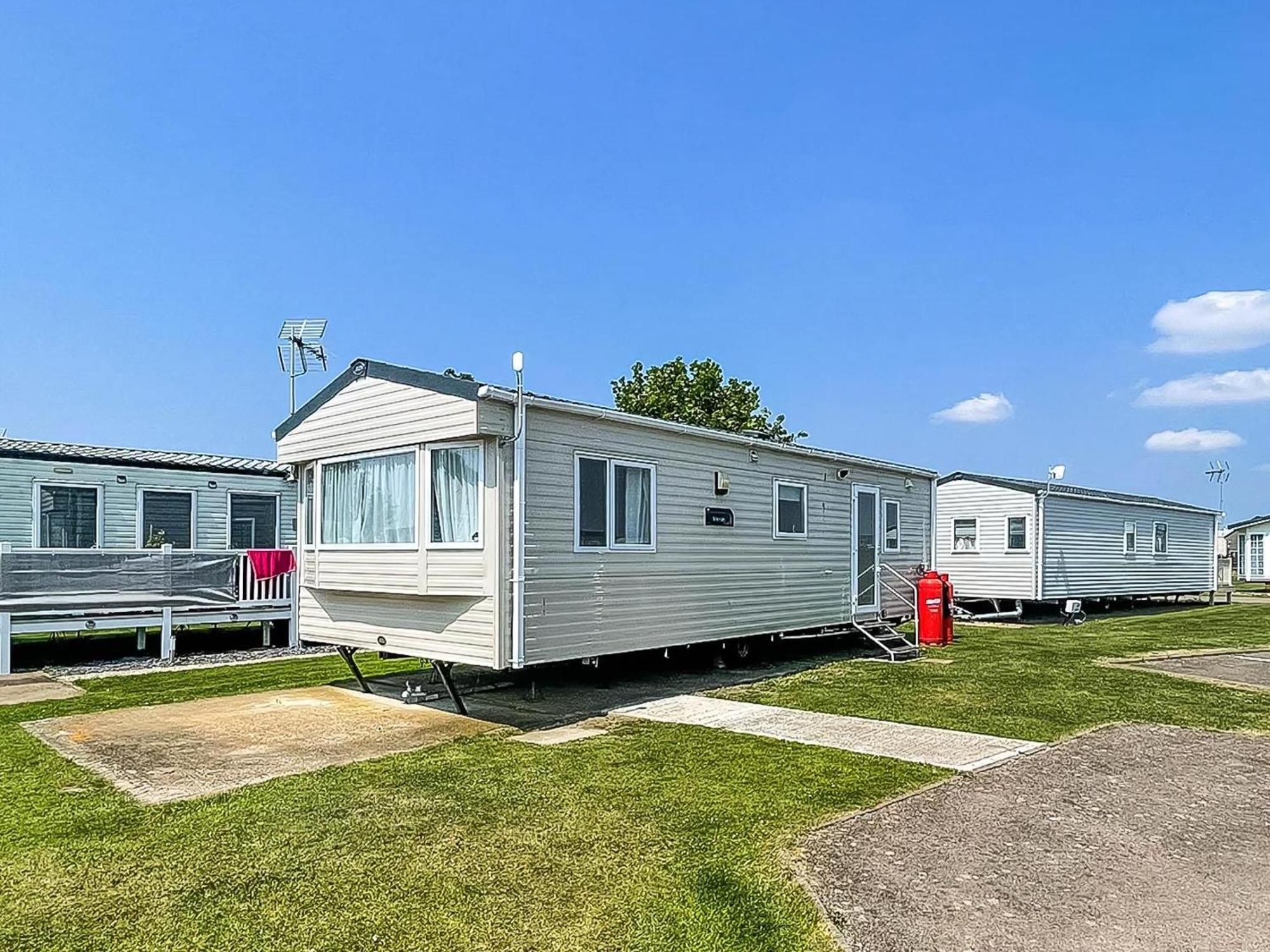 Superb 6 Berth Caravan At St Osyth Beach, Near Clacton-On-Sea Ref 28008Mc Екстериор снимка